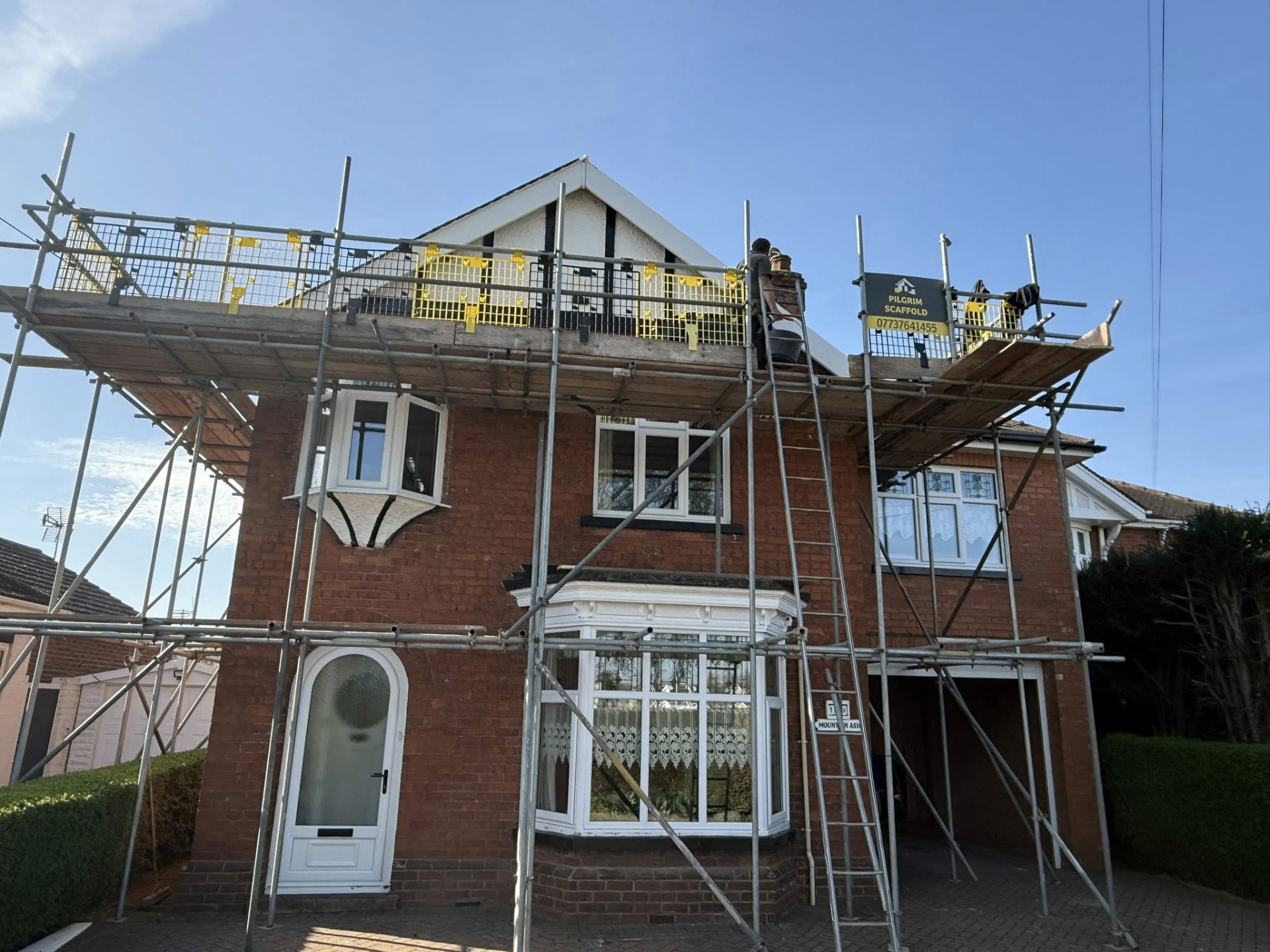 Residential scaffold with full edge protection